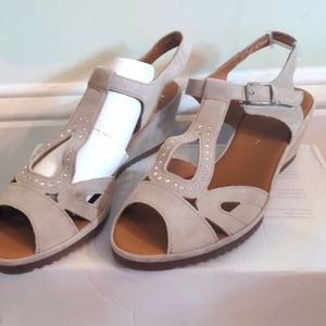 Size Ara 9.5 wedge sandals